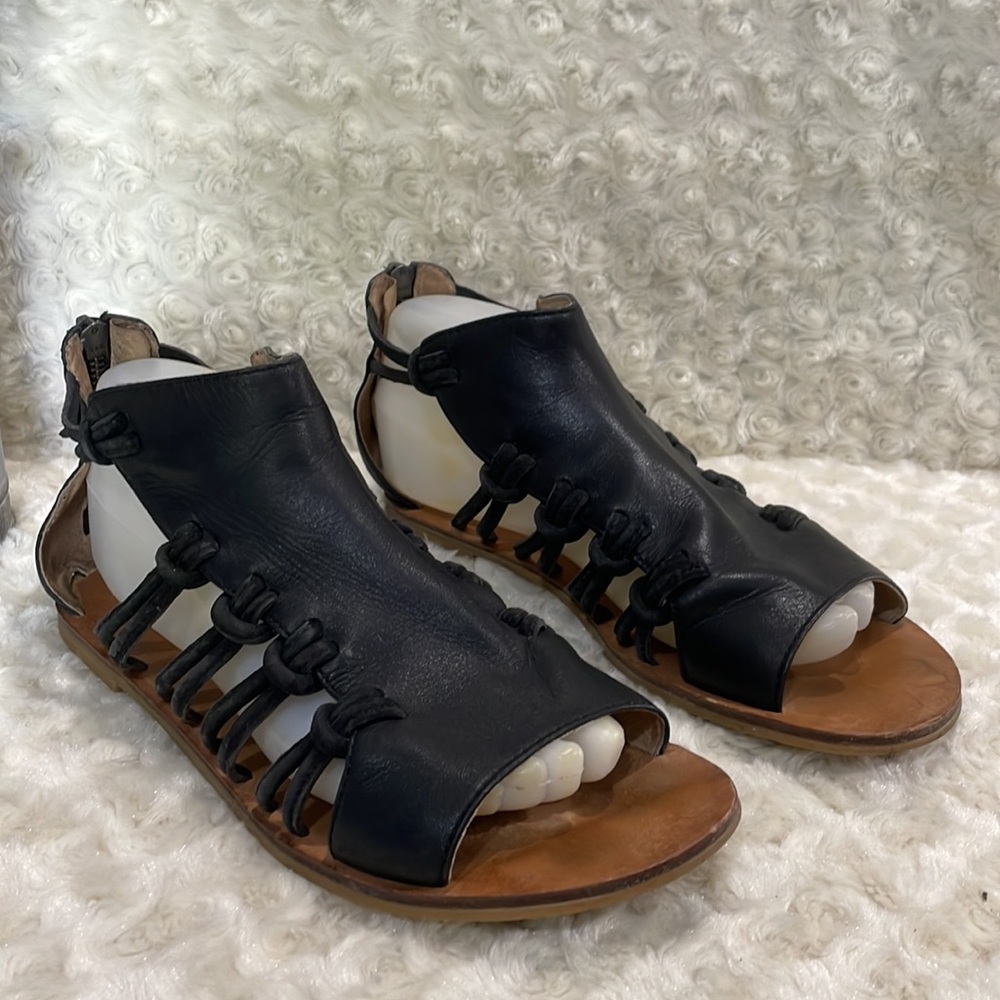 Koolaburra Santa Barbara sandals - Picture 2 of 11
